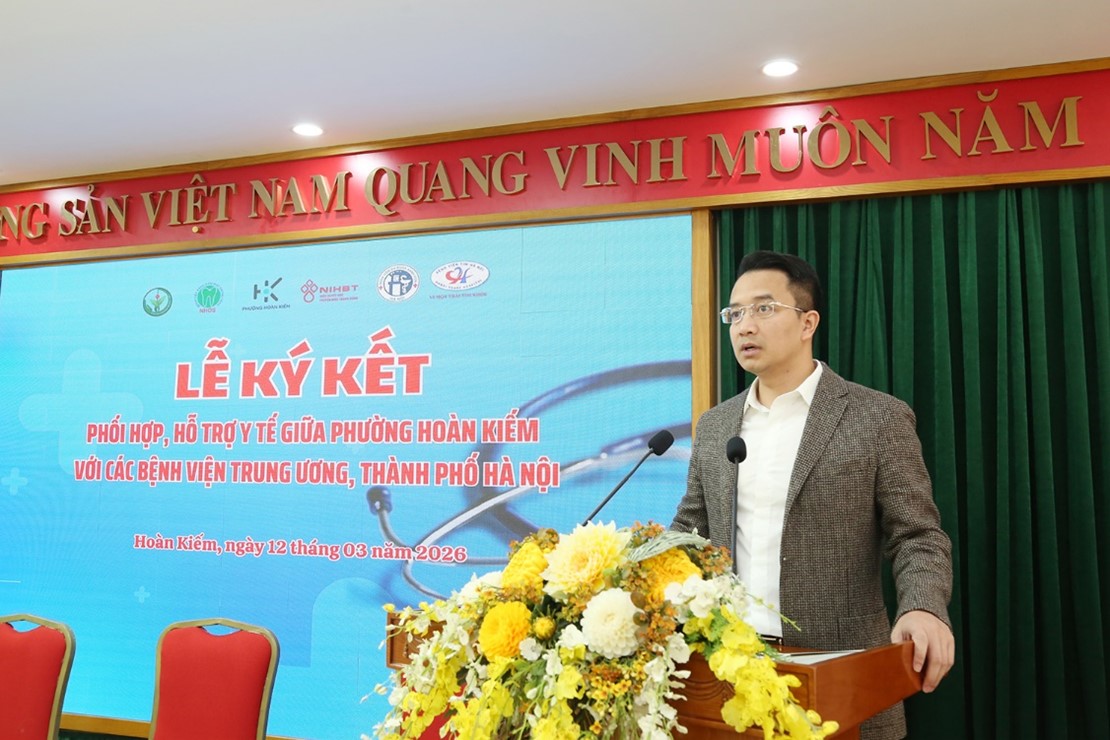 Đồng chí Trịnh Hoàng Tùng, Phó Bí thư Đảng ủy, Chủ tịch UBND phường Hoàn Kiếm phát biểu tại chương trình.